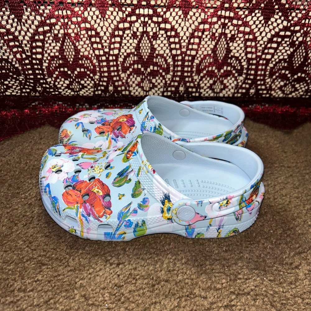 Flower Crocs - Picture 2 of 5